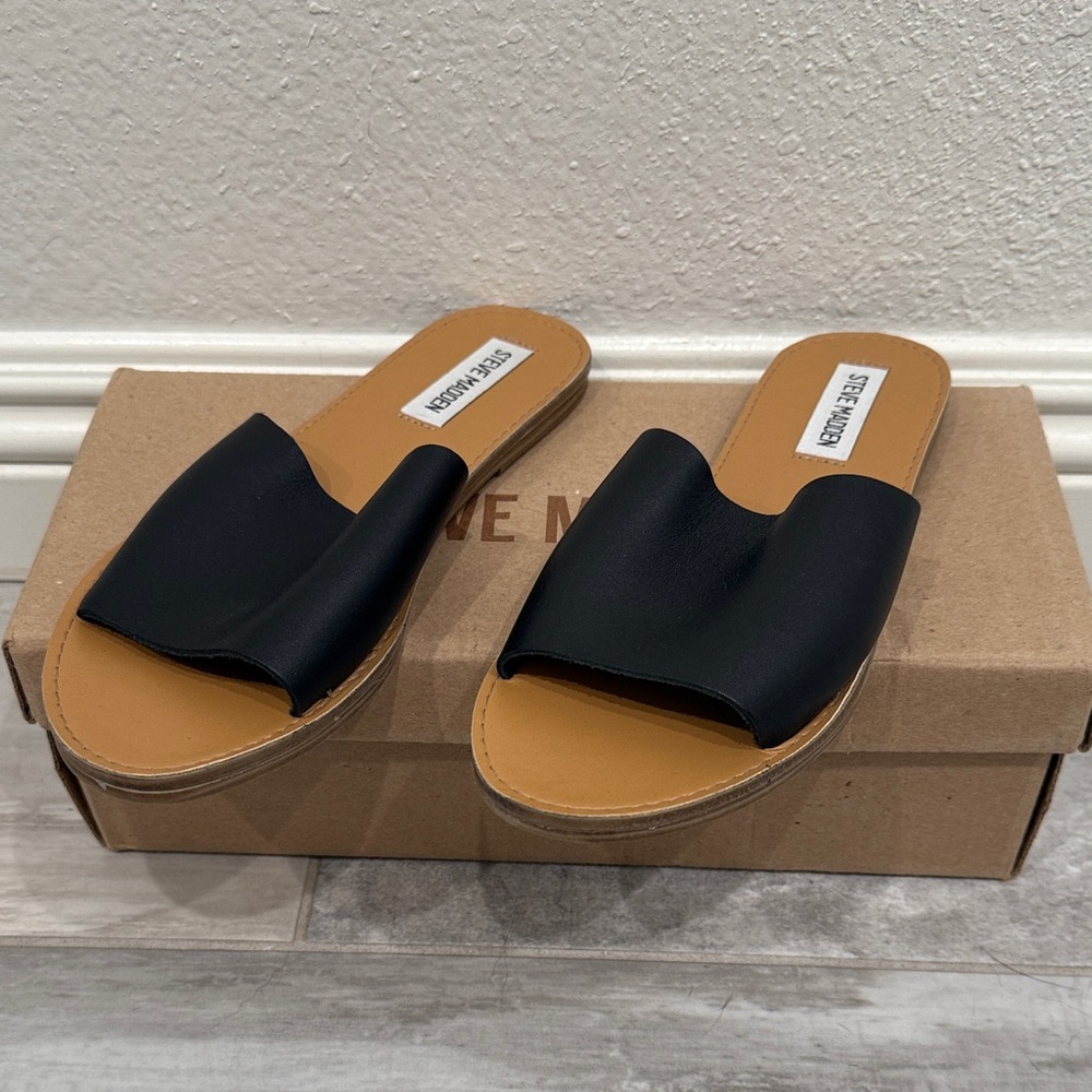 NEW Steve Madden Black and Tan Slide Sandals